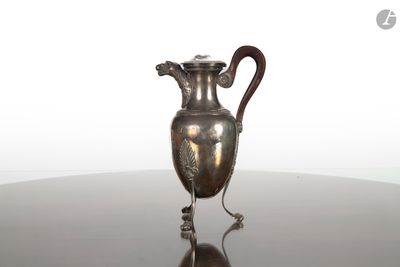 un vase en argent posé sur une table