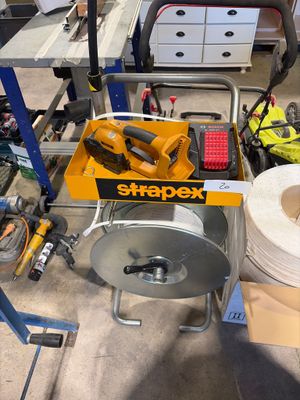une photo d'un espace de travail sur lequel se trouvent de nombreux outils