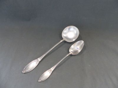 deux cuillères en argent et une cuillère ornée d'une perle