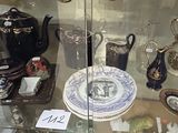 une vitrine en verre contenant de nombreux objets