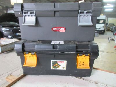 deux coffres à outils empilés l'un sur l'autre dans un garage
