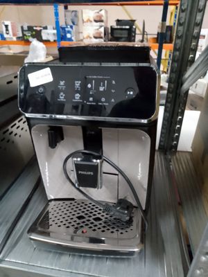 une photo d'une machine à café exposée dans un magasin