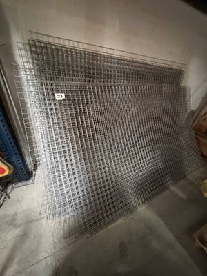 une photo d'une grille métallique dans une pièce