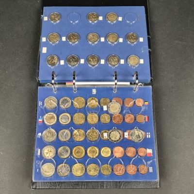une mallette ouverte contenant beaucoup de pièces de monnaie, posée sur une table