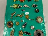 de nombreux types de broches disposés sur un fond vert