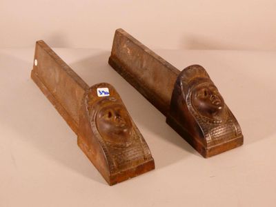 Paire de chenets en fonte à décor de masques. - Photo 1