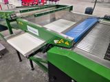 un tapis roulant avec un autre tapis roulant au milieu