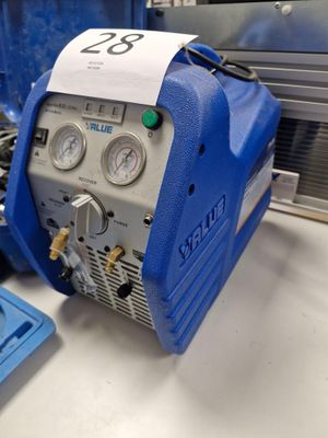 une machine bleue posée sur une table