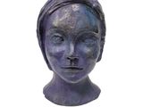 sculpture violette représentant la tête d'une femme coiffée d'un turban