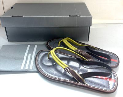 une paire de tongs posée sur une table à côté d'une boîte