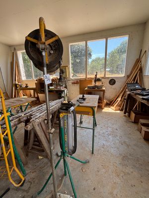 une photo d'une pièce où se trouvent de nombreux outils