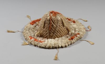 un petit chapeau de paille surmonté d'un autre chapeau de paille