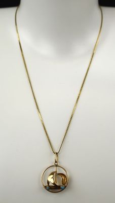une photo d'un collier en or sur un mannequin, un mannequin, un mannequin, un mannequin, un mannequin, un mannequin, un mannequin, un mannequin