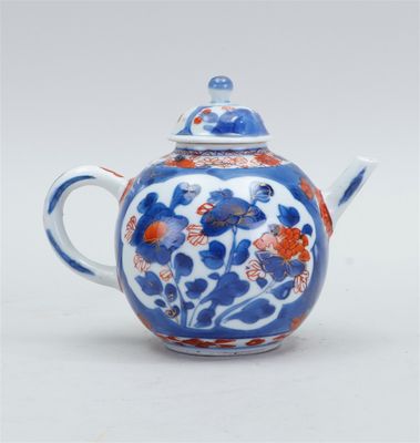 Théière Imari en porcelaine. Chine, 18e siècle. L'anse a été…