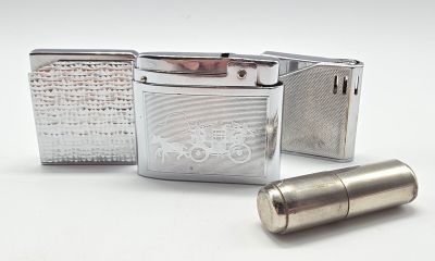 deux briquets et un étui à briquets posés sur une table