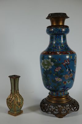 PIED DE LAMPE en émail cloisonné à décor de prunus et oiseau…
