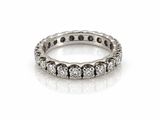 une bague en or blanc sertie de diamants noirs et blancs