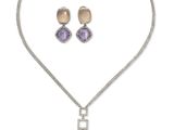 un ensemble composé d'un collier et de boucles d'oreilles avec de l'améthorate, de l'améthorate et de l'améthorate