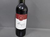 une bouteille de vin posée sur une table