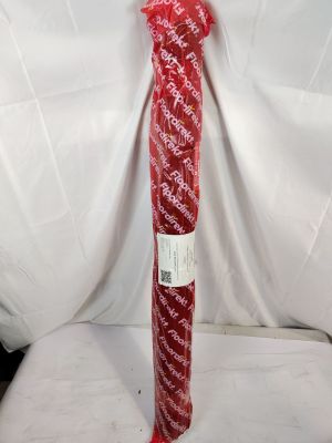 un rouleau de papier d'emballage rouge posé sur une surface blanche