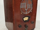 une radio à l'ancienne posée sur une table blanche