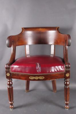 une vieille chaise en bois avec une assise en cuir rouge et des pieds en bois