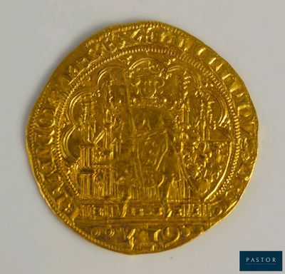 gros plan d'une pièce d'or sur une surface blanche