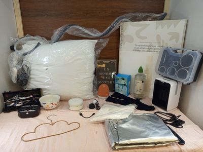 l'image d'une table sur laquelle sont posés de nombreux objets