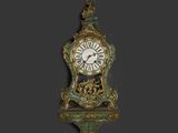 une horloge accrochée au mur sur laquelle est représenté un oiseau