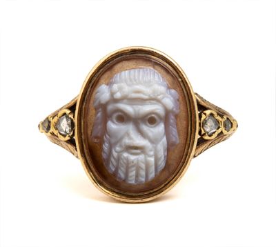 une image d'une bague sur laquelle est gravé le visage d'un homme