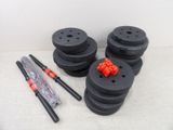 quatre patins noirs et une paire de vis sur une surface blanche