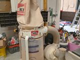 un aspirateur dans le garage, surmonté d'un sac à poussière