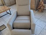 un fauteuil inclinable qui se trouve dans un salon