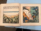 deux pages d'un livre ouvertes sur une table