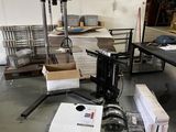 une table sur laquelle sont posés plusieurs cartons