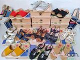 de nombreuses paires de chaussures qui traînent par terre