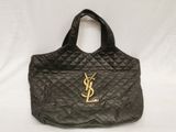 un sac matelassé noir orné d'un logo « y » doré
