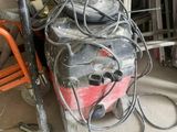 une pile d'outils posés sur le sol