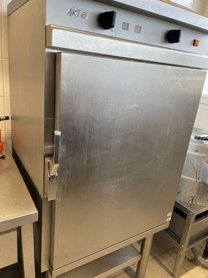 un four en acier inoxydable installé dans une cuisine, à côté d'un plan de travail