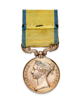 une image représentant une médaille entourée d'un ruban et la tête d'une femme