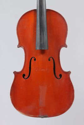 un vieux violon sur fond blanc
