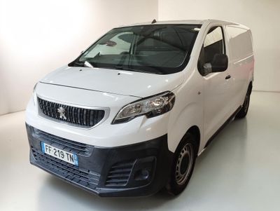 une camionnette blanche garée dans une pièce blanche