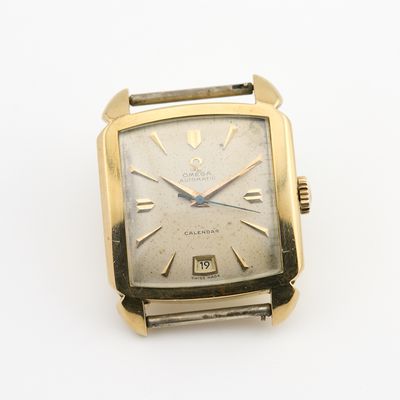 l'image d'une montre en or sur une surface blanche