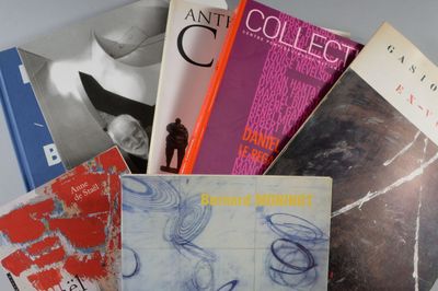 un grand nombre de livres posés sur une table
