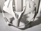 un gros plan d'un casque de moto blanc posé sur une table