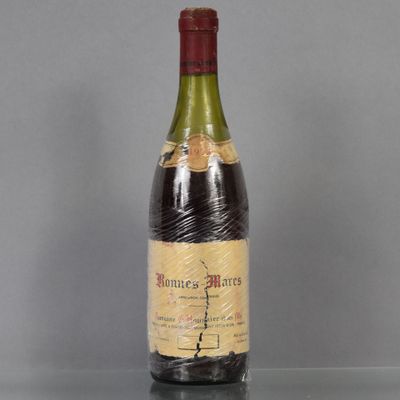 une bouteille de vin posée sur une table