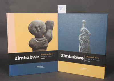 deux livres posés sur une table, sur fond noir, avec une couverture jaune et bleue