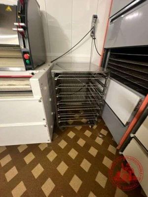 une cuisine équipée d'une cuisinière, d'un four et d'un réfrigérateur