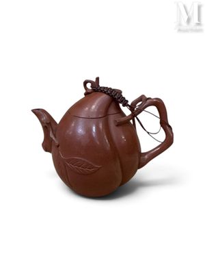 une théière marron avec une anse, sur fond blanc