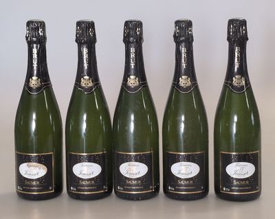 six bouteilles de champagne sont alignées sur une table